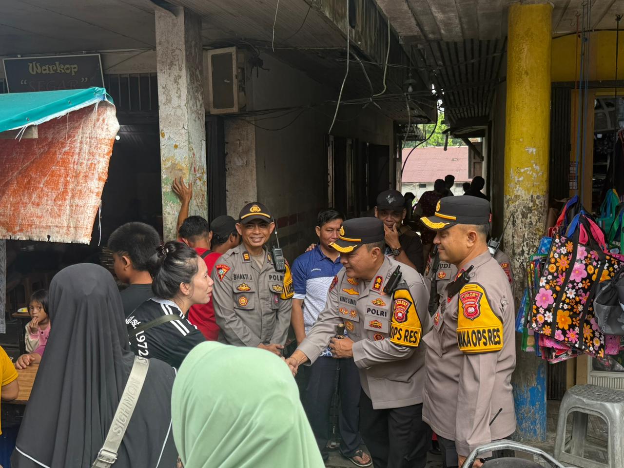 Kapolres Melawi bersama jajarannya memantau arus mudik di dermaga ASDP Nanga Pinoh, Rabu (18/3).