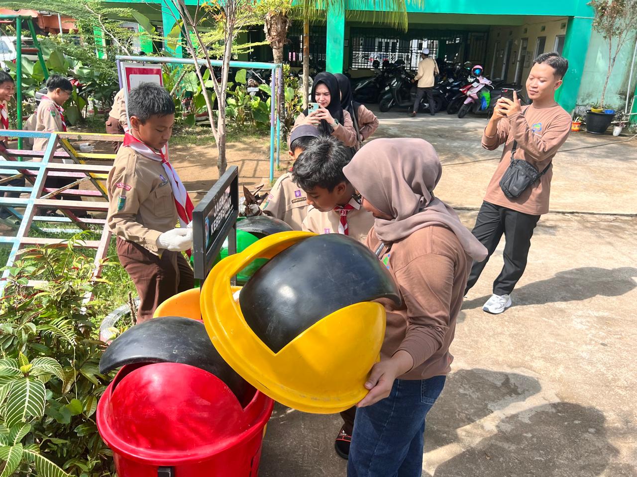 Siswa belajar memilah sampah secara langsung dalam kegiatan edukasi lingkungan di sekolah.