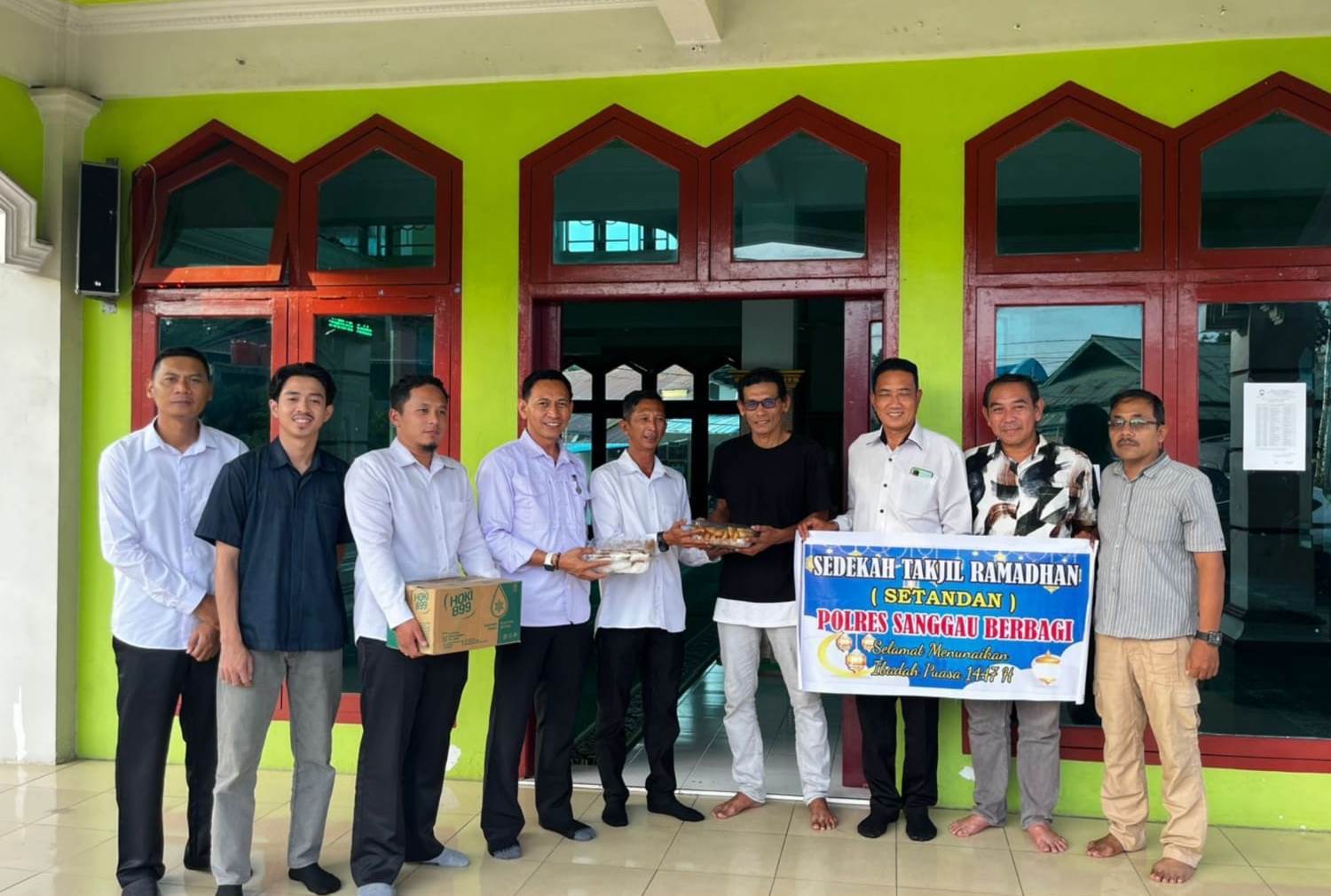 Sat Intelkam Polres Sanggau Bagikan Takjil di Lima Masjid, Pererat Silaturahmi dengan Jamaah di Bulan Ramadan