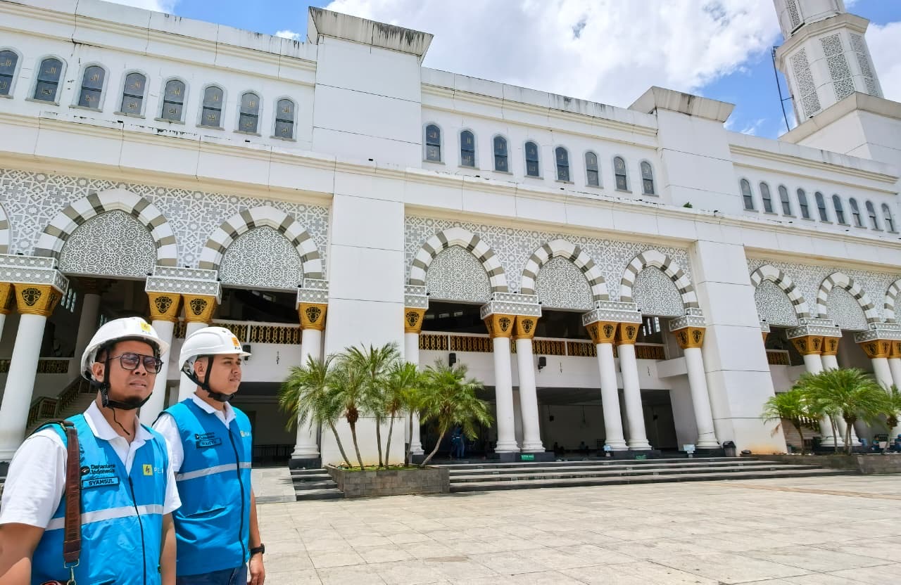 Petugas PLN selalu siaga mengamankan keandalan listrik selama umat Islam melaksanakan Salat Idulfitri di Masjid Raya Mujahidin Pontianak.