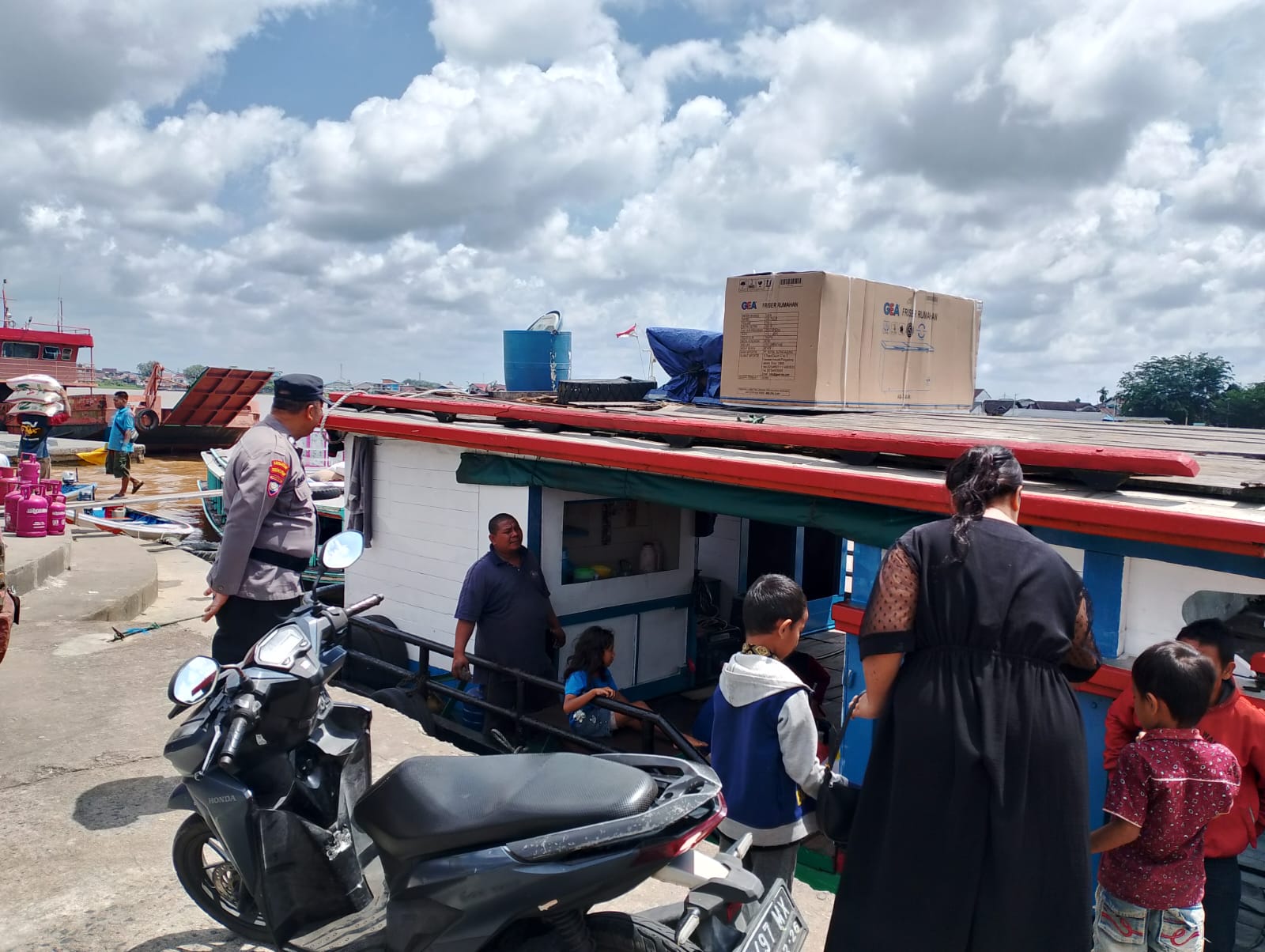 EDUKASI : Petugas memberikan edukasi dan membagikan brosur &ldquo;Tips Mudik Aman&rdquo; kepada calon penumpang kapal laut di Pelabuhan Dwikora Pontianak, Selasa (17/3).