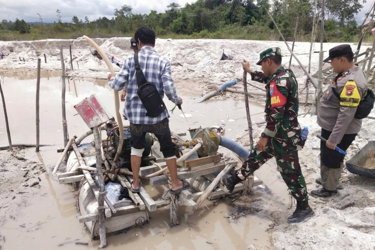 TNI-Polri menertibkan PETI di Silat Hilir kapuas Hulu.