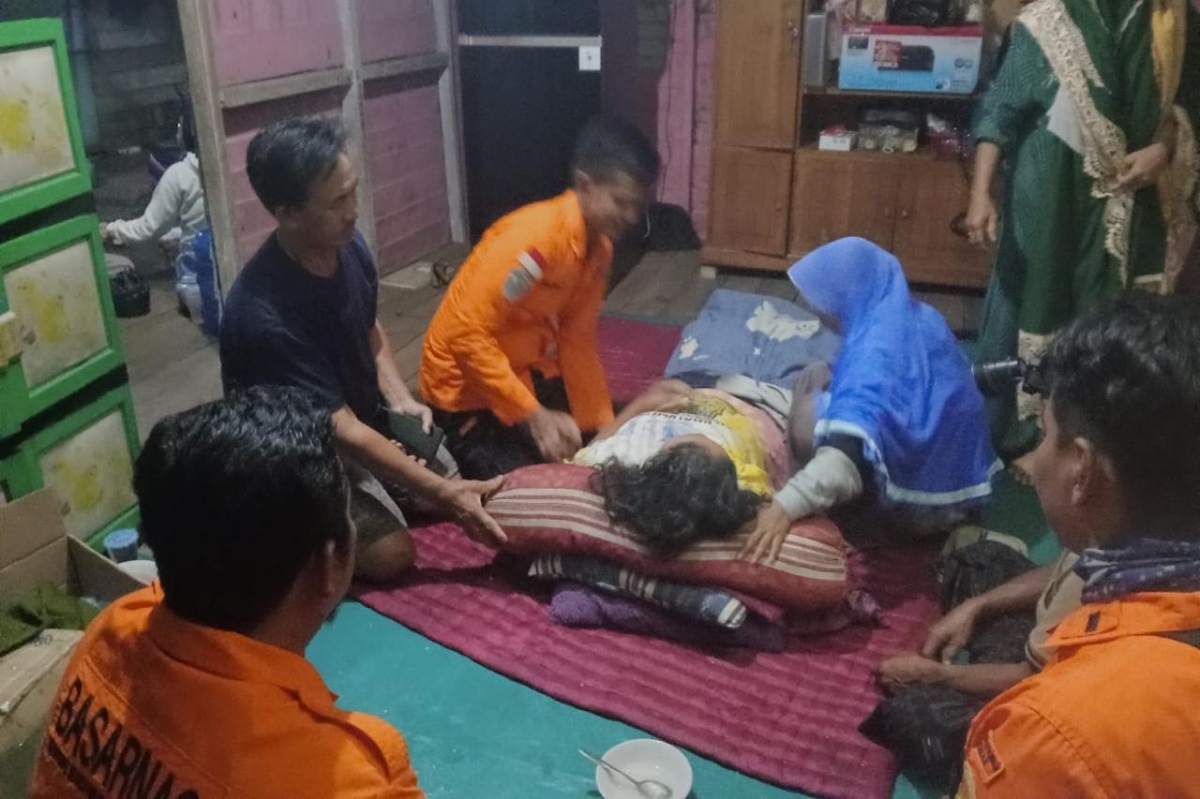 Tim SAR gabungan berhasil menemukan seorang warga yang sebelumnya dilaporkan hilang di Desa Sungai Mata-Mata, Kecamatan Simpang Hilir, Kabupaten Kayong Utara.