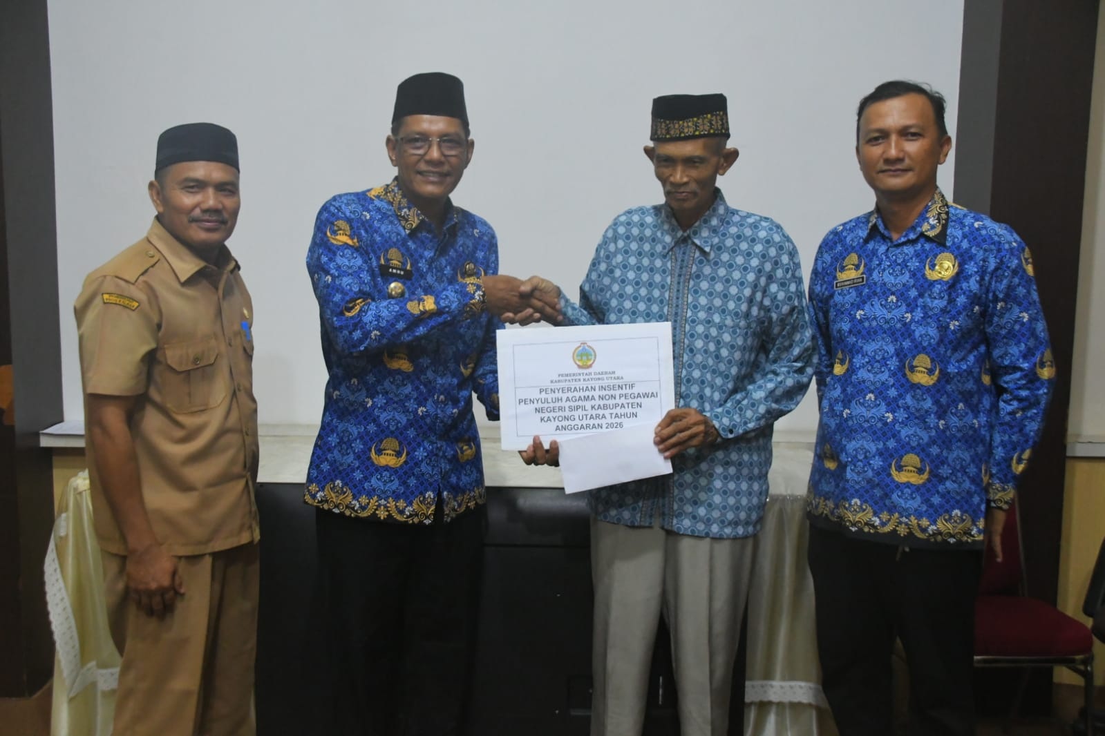 INSENTIF : Penyerahan insentif secara simbolis oleh Wakil Bupati Kayong Utara, Amru Chanwari, kepada perwakilan penyuluh agama, bertempat di Ruang Rapat Bupati Kayong Utara, Sukadana, Selasa (17/3)