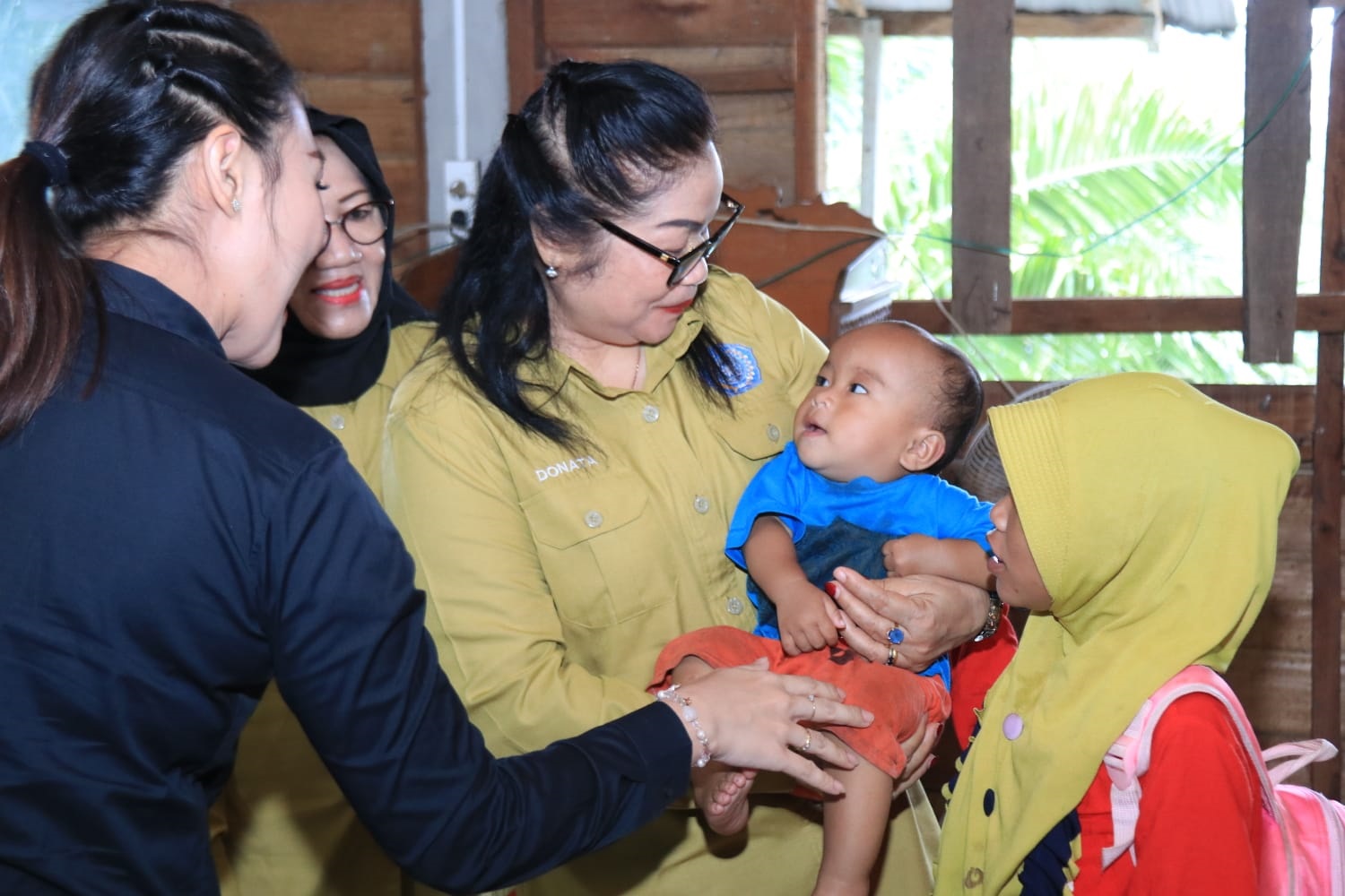 KUNJUNGI PANTI: Ketua Bidang I TP PKK Provinsi Kalbar, Donata Krisantus, menggendong bayi saat mengunjungi Panti Asuhan Amal Jariah, Yayasan Fathu Minal Fityan, di Kecamatan Rasau Jaya.