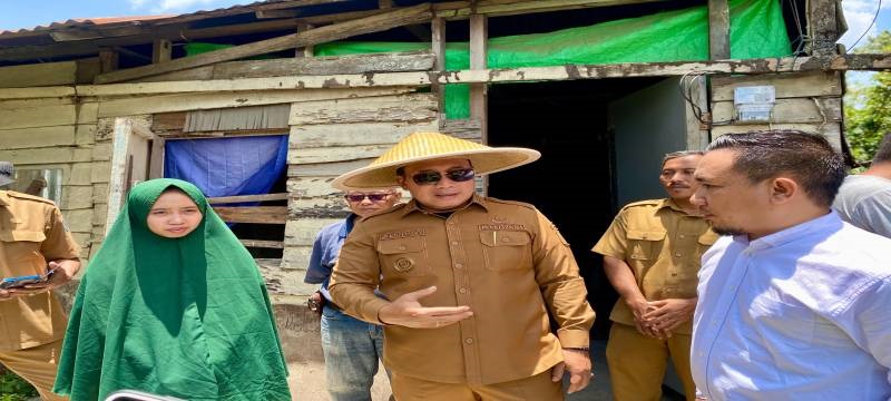 TINJAU RTLH: Bupati Kubu Raya, Sujiwo, meninjau salah satu rumah tidak layak huni di Jalan Parit Bugis, Desa Arang Limbung, Kecamatan Sungai Raya, Senin (16/3/).