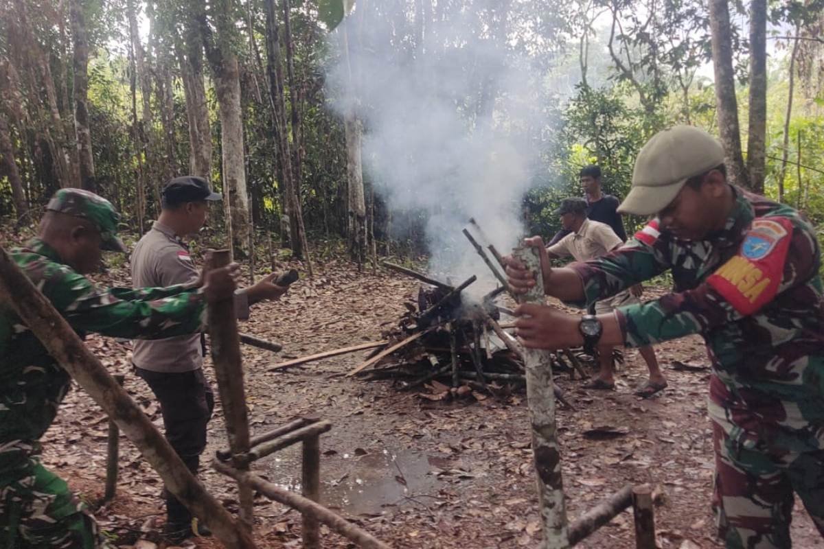 Personel gabungan Polsek Silat Hilir dan TNI tertibkan arena sabung ayam di Dusun Keranji Kecamatan Silat Hilir Kapuas Hulu.