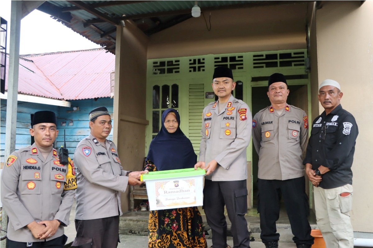 Polres Ketapang menyalurkan bantuan kepada lansia di wilayah Kota Ketapang pada Selasa (10/3). 