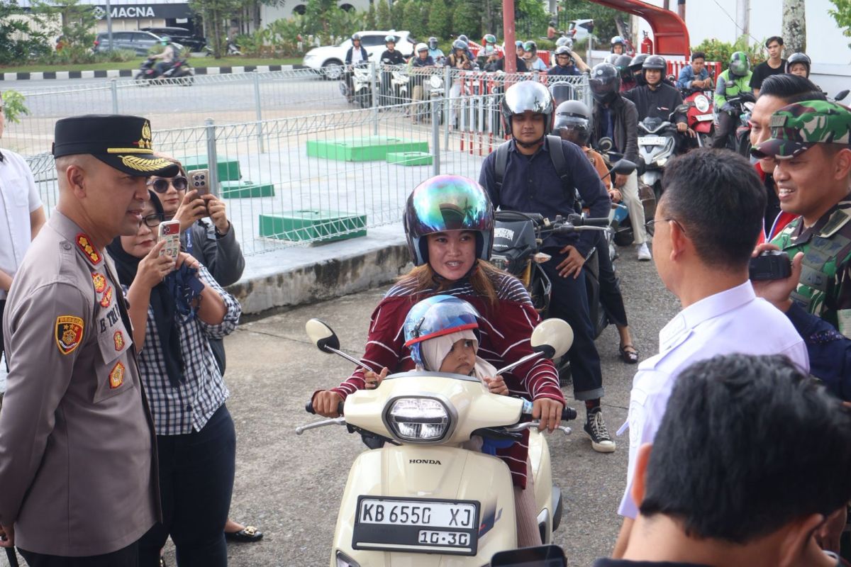 Kapolresta Pontianak Kombes Pol Endang Tri Purwanto bersama Wali Kota Pontianak Edi Rusdi Kamtono memantau SPBU Paris 2 pada rabu (11/3). 