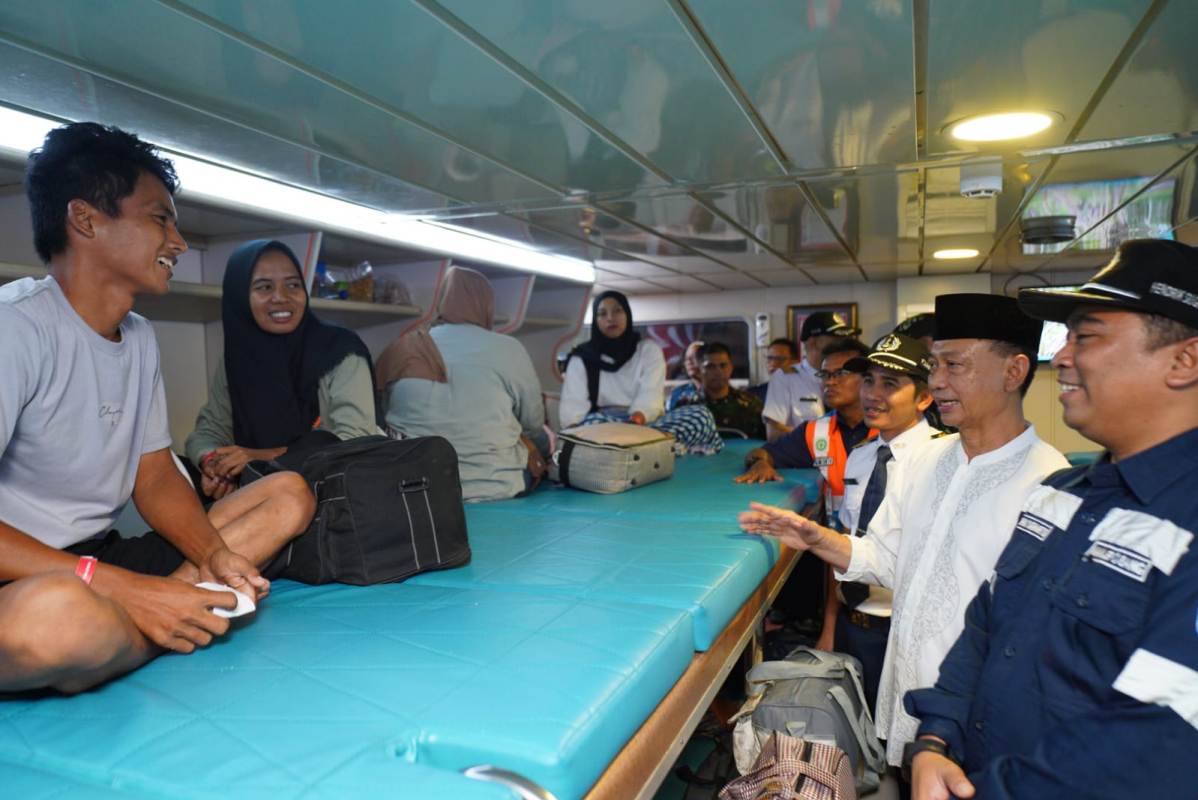 Wali Kota Pontianak Edi Rusdi Kamtono meninjau arus mudik lebaran di pelabuhan Dwikora pada Selasa (17/3) malam.