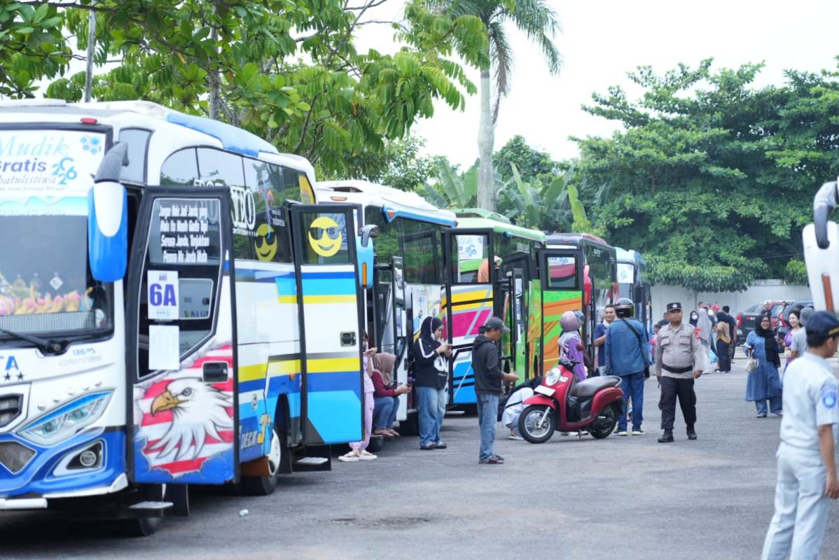 Deretan bus yang mengamngkut pemudik dalam program Mudik Gratis Khatulistiwa 2026 di kantor gubernur Kalimantan Barat pada Rabu (18/3). 