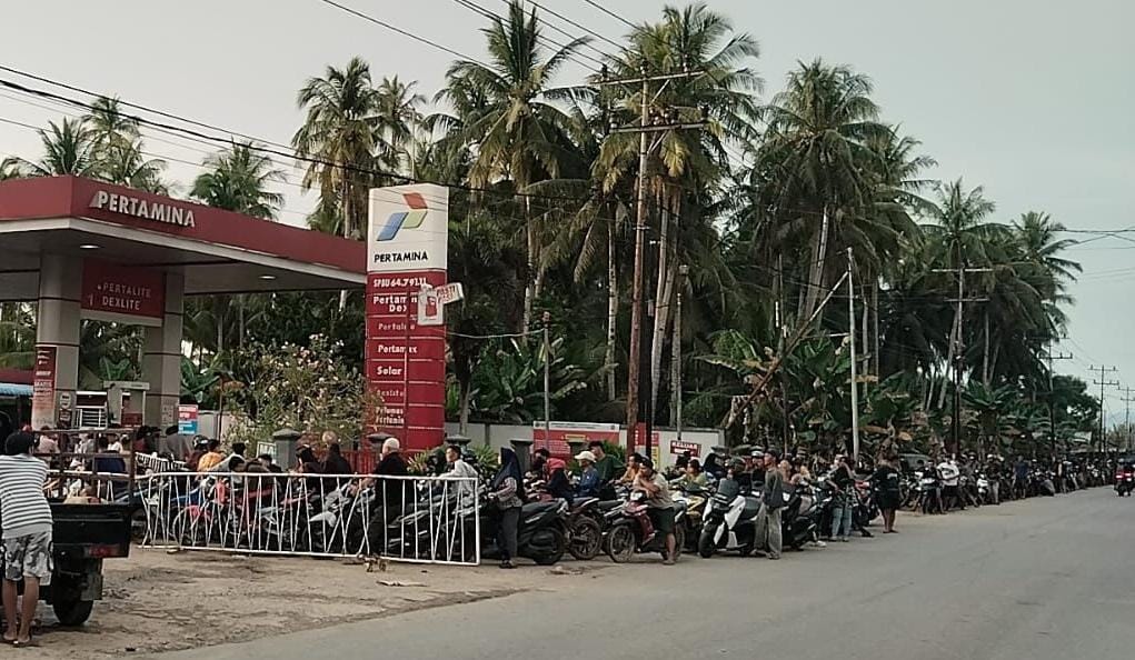 Antrean kendataan di salah satu SPBU Kabupaten Bengkayang.
