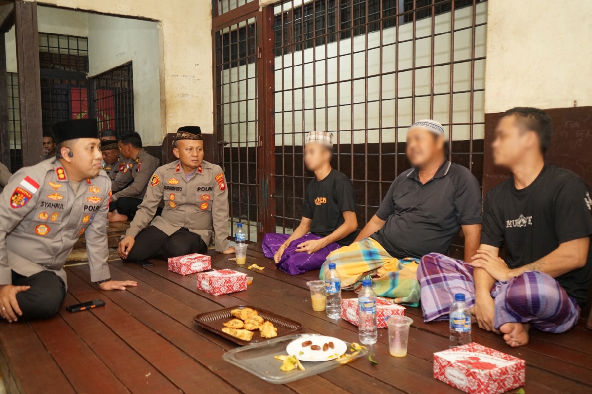 Polres Bengkayang menggelar buka bersama tahanan pada Selasa (10/3).