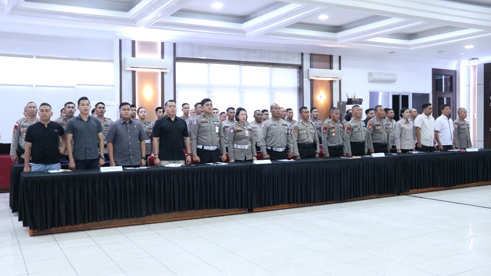 Polda Kalbar gelar Latpra Ops Ketupat Kapuas 2026 dengan tema "Mudik Aman, Keluarga Bahagia". Polri siap memberikan pelayanan responsif dan pengamanan optimal bagi seluruh pemudik.