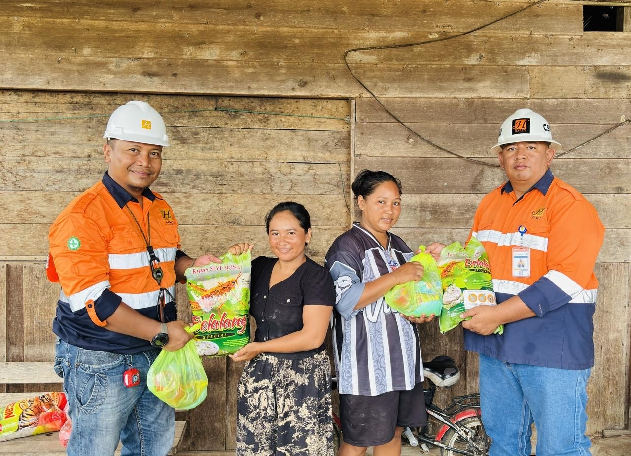 BANTUAN : Perwakilan manajemen PT. CMI menyerahkan bantuan kepada warga di sekitar perusahaan.