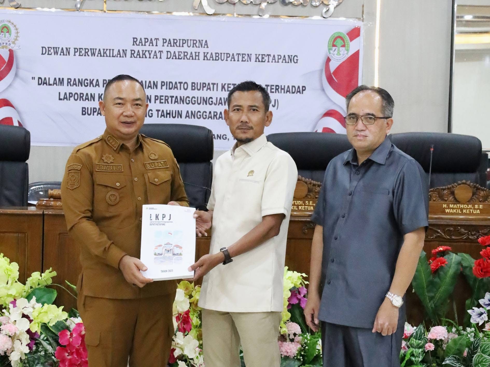 LKPJ : Bupati Ketapang, Alexander Wilyo, menyampaikan LKPJ 2025 tertulis kepada ketua DPRD Ketapang, Achmad Sholeh, Senin (16/3)