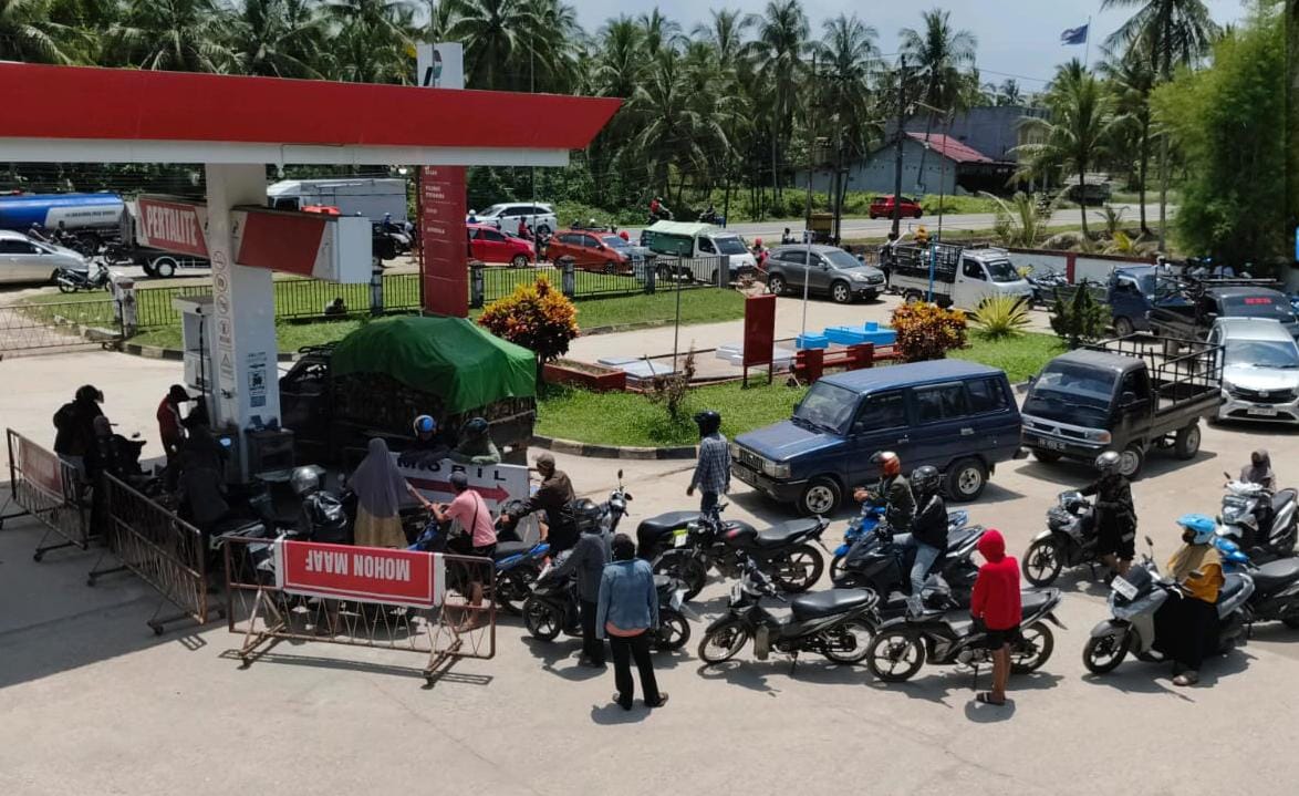 Antrean kendaaraan di salah satu SPBU di Kabupaten Mempawah.