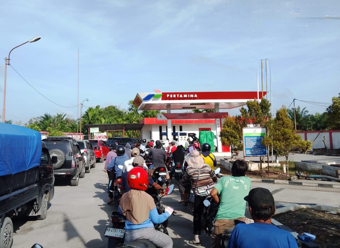 Antrean kendaraan di salah satu SPBU Kabupaten Sambas.