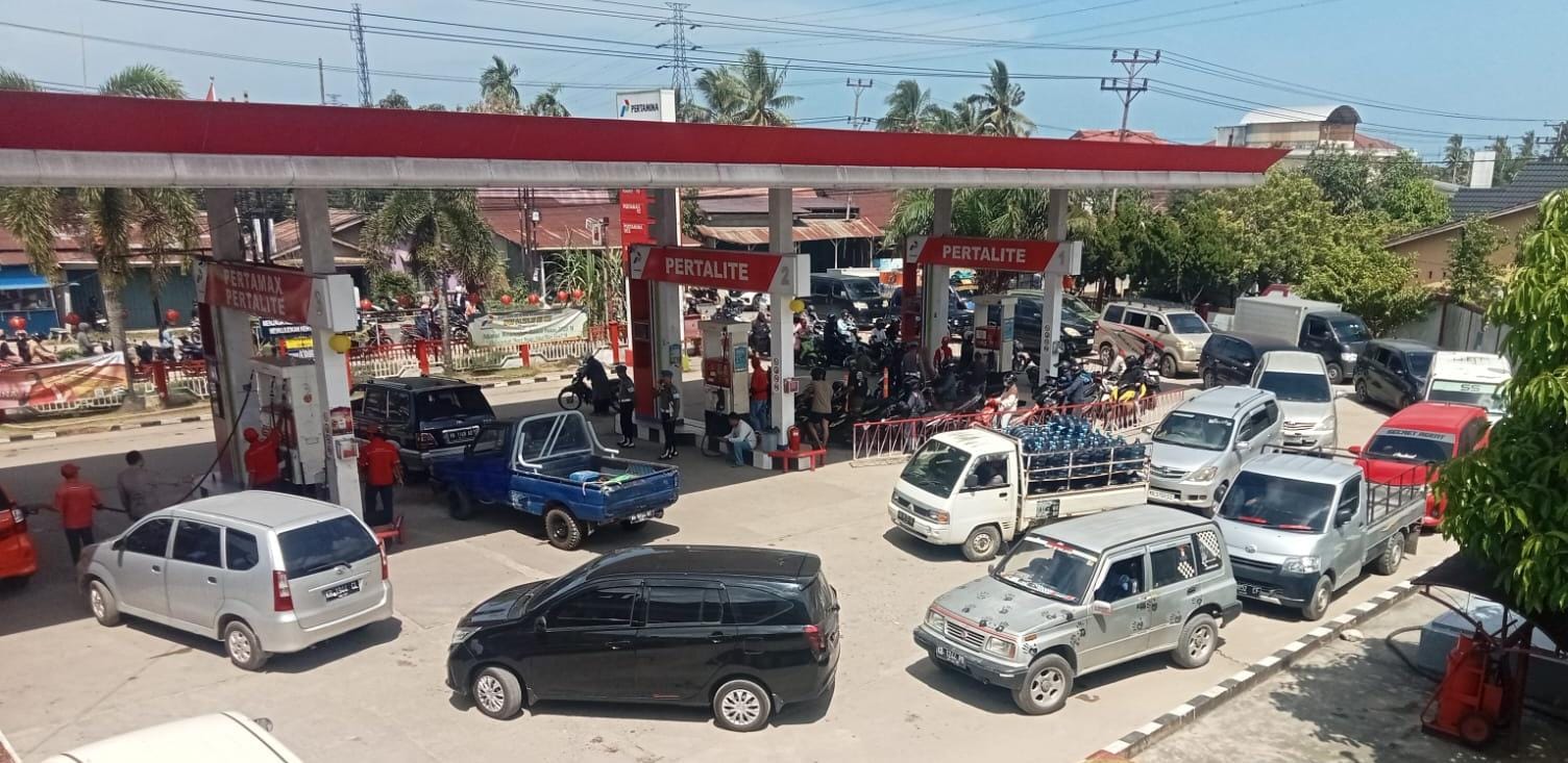 Antrean kendaraan di salah satu SPBU Kota Singkawang.