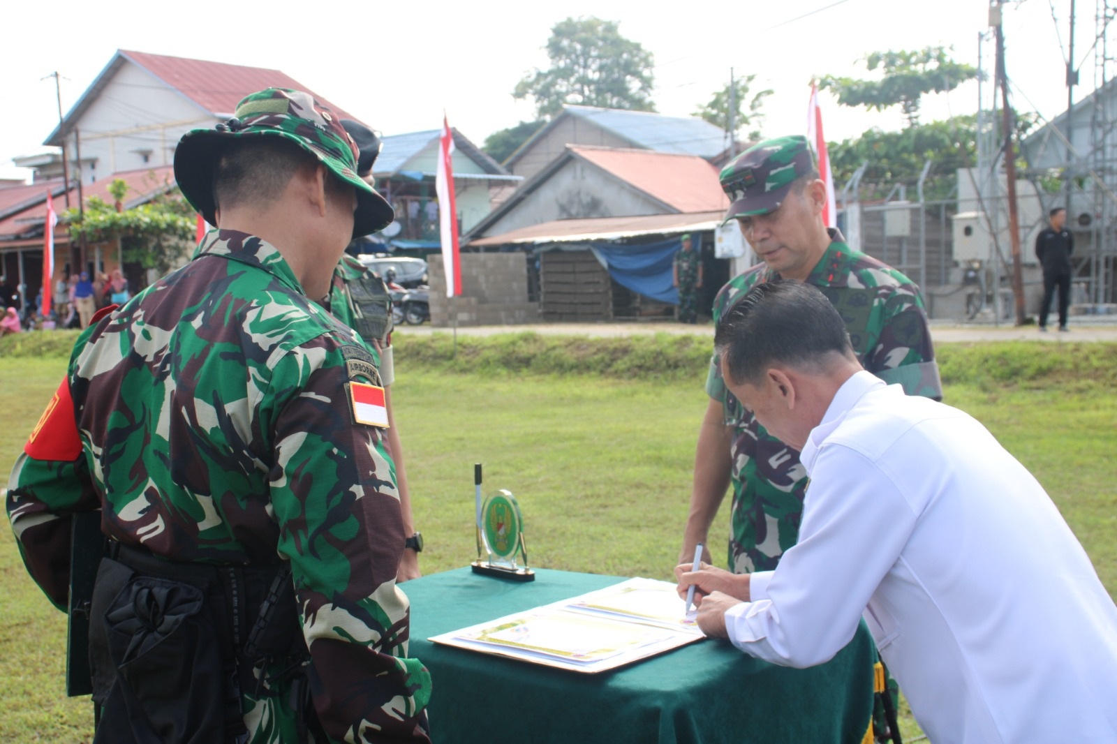 TMMD : Penandatanganan naskah serah terima hasil pekerjaan TMMD oleh Dandim 1205/Sintang, Letkol Inf Zulfikar Akbar Helmi, bersama Bupati Sintang, Gregorius Herkulanus Bala.