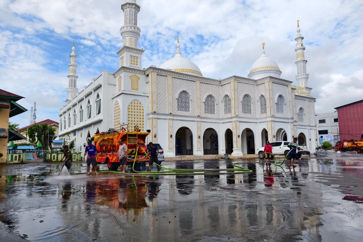 Petugas Damkar saat bersihkan masjid Babul Jannah Kabupaten Sambas, kegiatan ini dalam rangka memberikan kenyamanan untuk pelaksanaan Salat Idul Fitri.