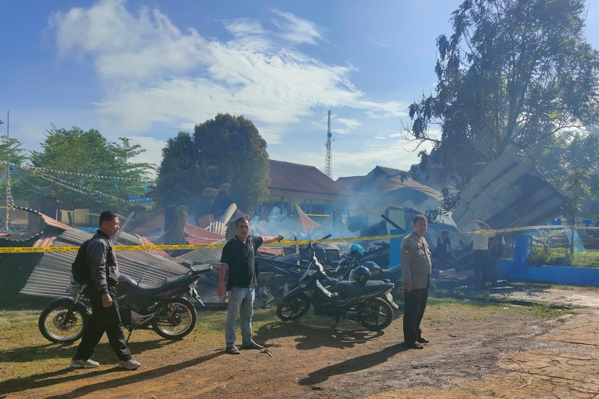 Personel Polres Mempawah mengidentifikasi lokasi kebakaran SMAN 1 Toho Kabupaten Mempawah pada Kamis (19/3) dini hari.