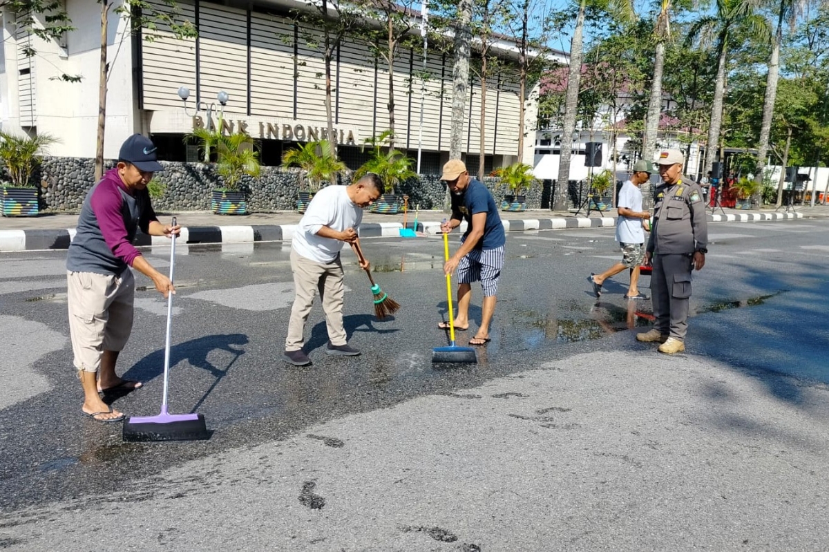 PHBI Pontianak membersihkan Jl Rahadi Usman tepatnya di depan Alun Alun Kapuas yang akan  menjadi lokasi salat id pada Kamis (19/3). 
