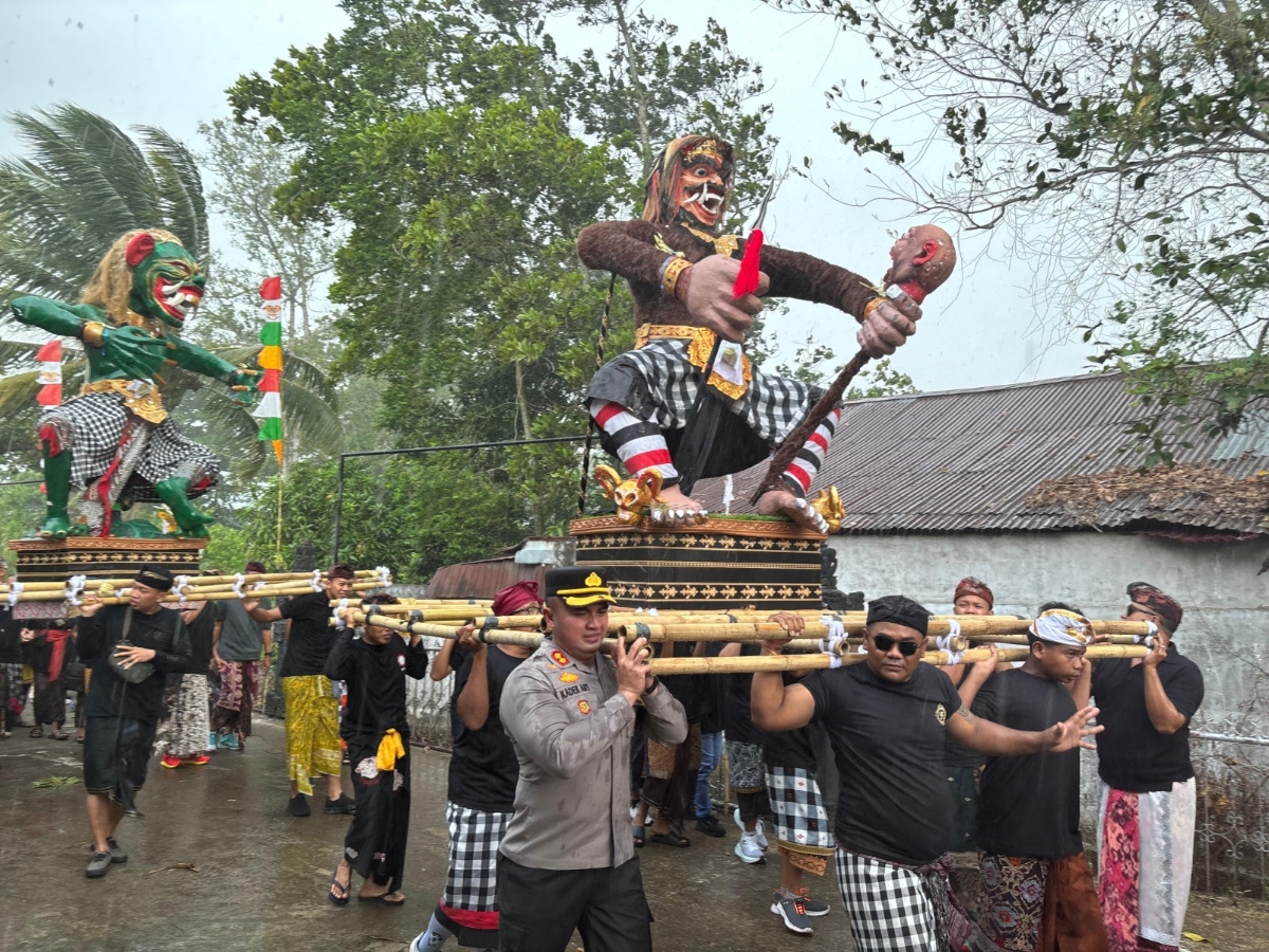Pawai ogoh-ogoh pada perayaan Nyepi di Jalan Adi Sucipto pada Kamis (19/3).