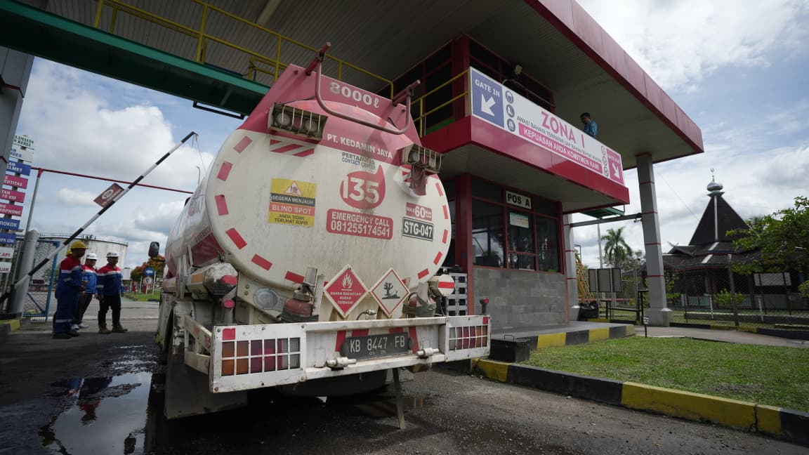 Mobil tangki Pertamina saat melakukan pengisian BBM di depot Pontianak, Kamis (19/3/2026), sebelum didistribusikan ke SPBU.