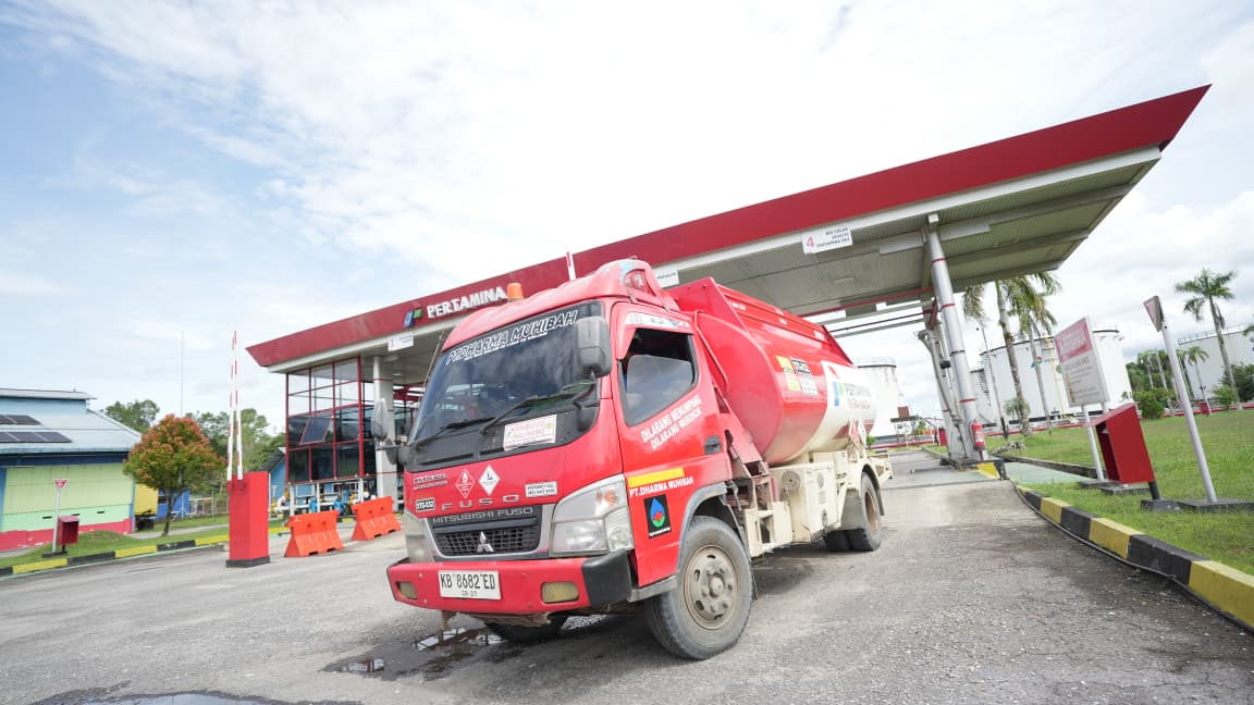 Mobil tangki Pertamina melakukan pengisian BBM di salah satu SPBU Pontianak, Kamis (19/3/2026), guna memastikan ketersediaan pasokan bagi masyarakat.