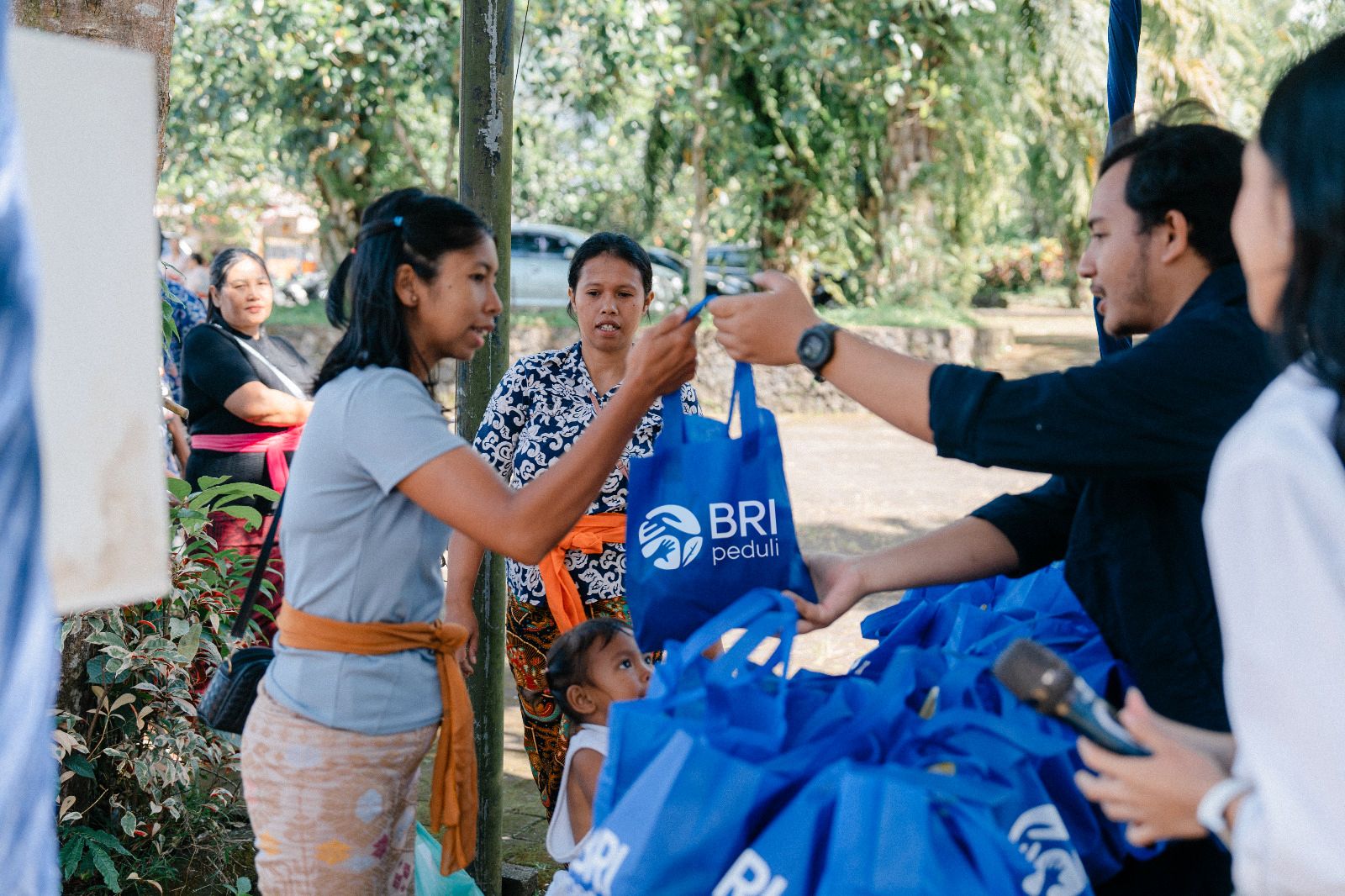 Bank BRI membagikan 2.000 paket sembako di Bali dalam rangka Hari Raya Nyepi 2026.