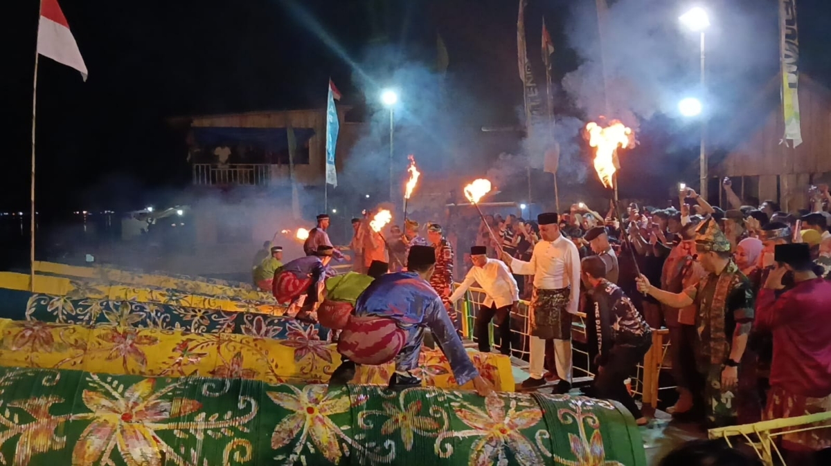 Penyulutan meriam karbit menandai dimulainya eksibisi yang dimeriahkan sebanyak 229 meriam di 42 titik lokasi.