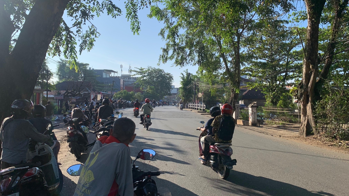 Warga mengantre BBM menggunakan sepeda motor di SPBU 64.781.11 Jalan Imam Bonjol, Kota Pontianak, Jumat (20/3) pagi. 