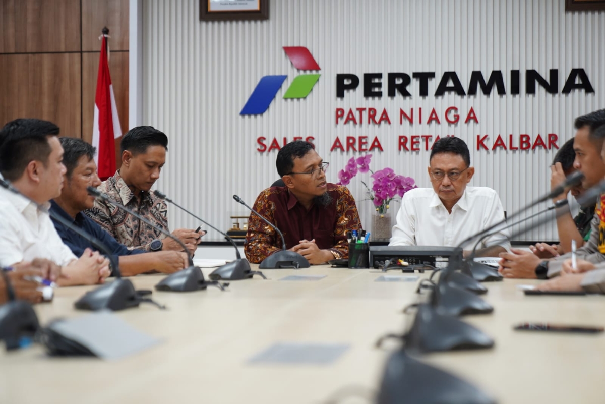 Wali Kota Edi Rusdi Kamtono menggelar rapat bersama pengusaha SPBU, Pertamina, serta unsur Forkopimda di Kantor Pertamina, Jumat (20/3).