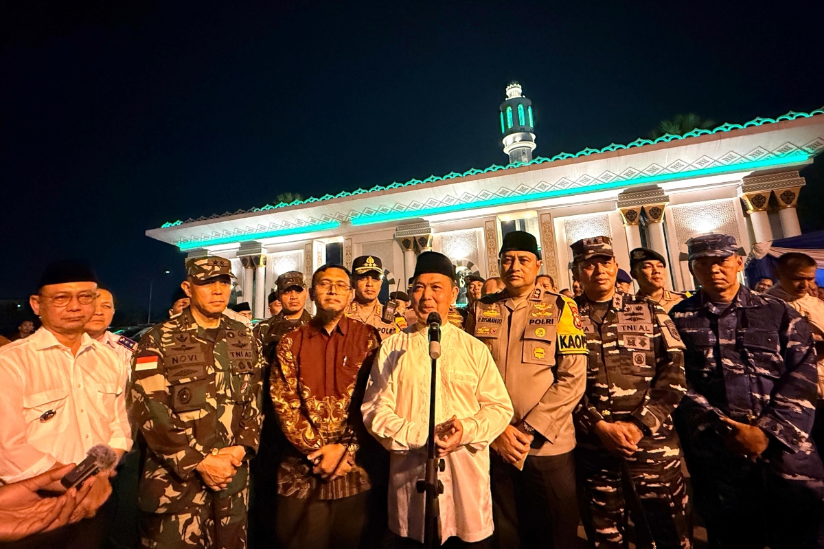 Gubernur Kalbar Ria Norsan didampingi Kapolda Kalbar Irjen Pol Pipit Rismanto memberikan keterangan kepada awak media di pos pengamanan Operasi Ketupat 2026 Masjid Mujahidin, Jumat (20/3) malam. 