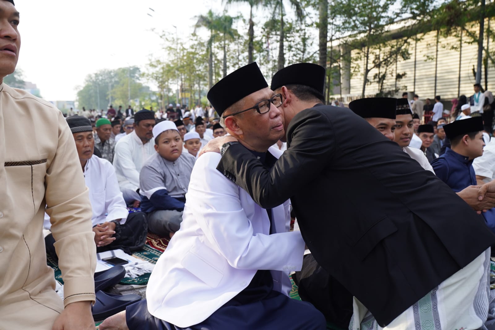 Sutarmidji dan Edi Rusdi Kamtono berangkulan usai Salat Idulfitri 1447, Sabtu (21/3/2026) di Halaman Kantor Wali Kota Pontianak.