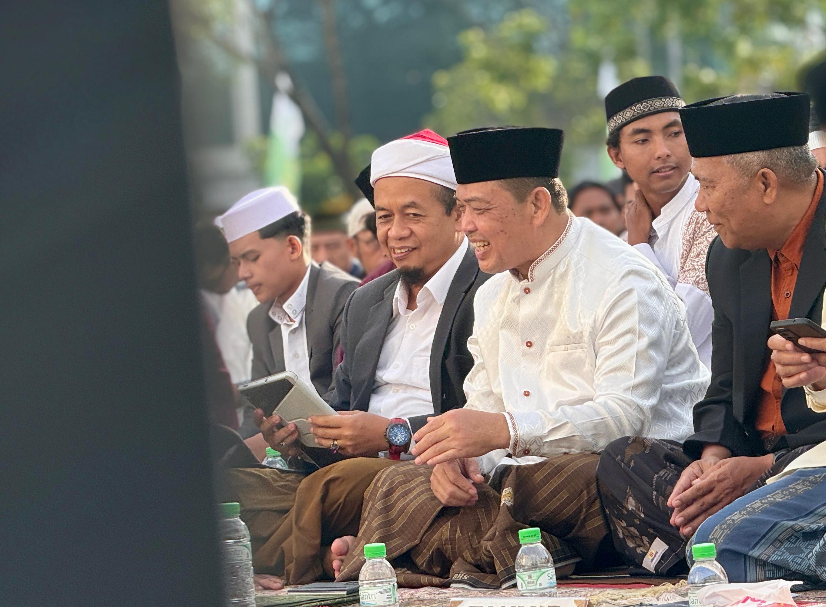 Gubernur Kalimantan Barat, Ria Norsan saat mengikuti Salat Id berjamaah di Masjid Mujahidin Pontianak, Sabtu (21/3/2026).