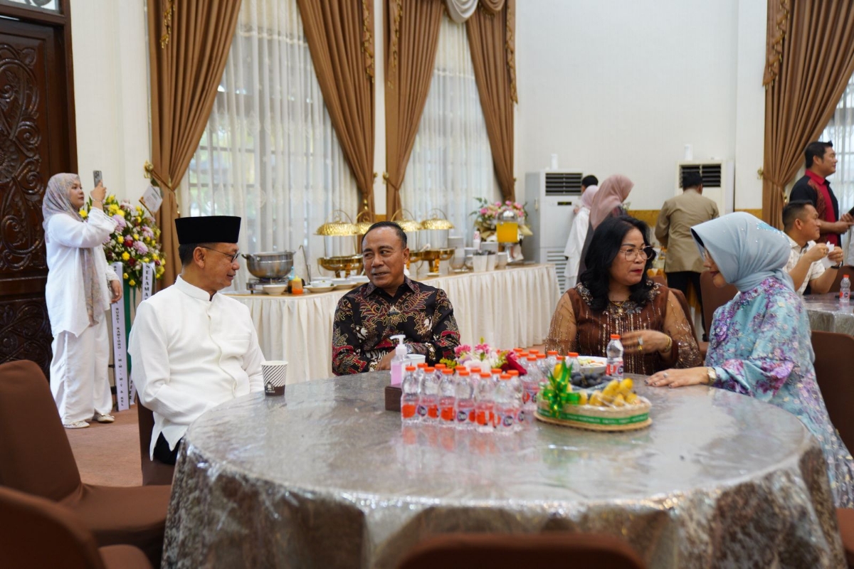Wali Kota Pontianak Edi Rusdi Kamtono saat menerima kunjungan Wakil Gubernur Kalbar Krisantus pada open house di kediaman dinasnya.