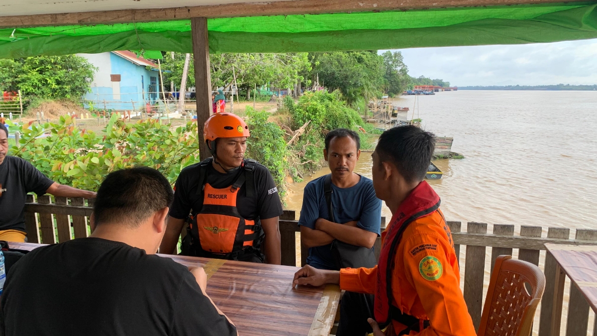 Tim SAR menggelar rapat pencarian korban ABK MV JH 07, Yan Zhe, yang hilang akibat kecelakaan kapal di Sungai Kapuas, Desa Sansat, Kecamatan Toba, Kabupaten Sanggau Kamis (19/3).