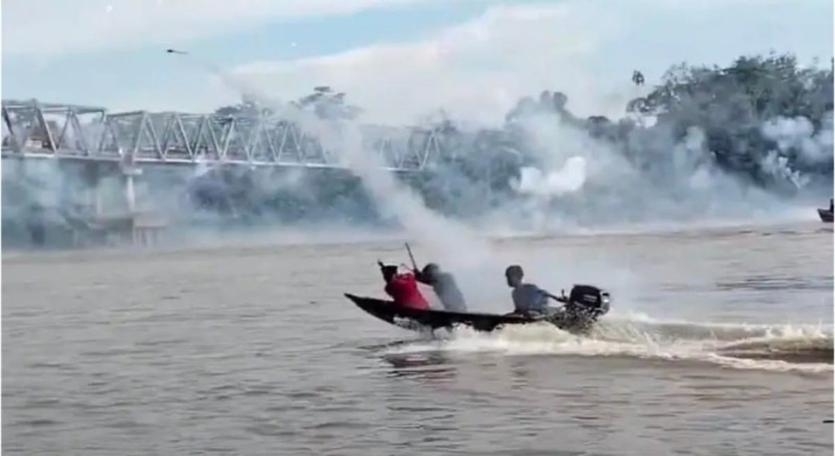 Suasana perang petasan di Jembatan Sungai Melawi 2, Meski telah dilarang, tradisi tahunan ini tetap dilakukan, Sabtu (21/3).