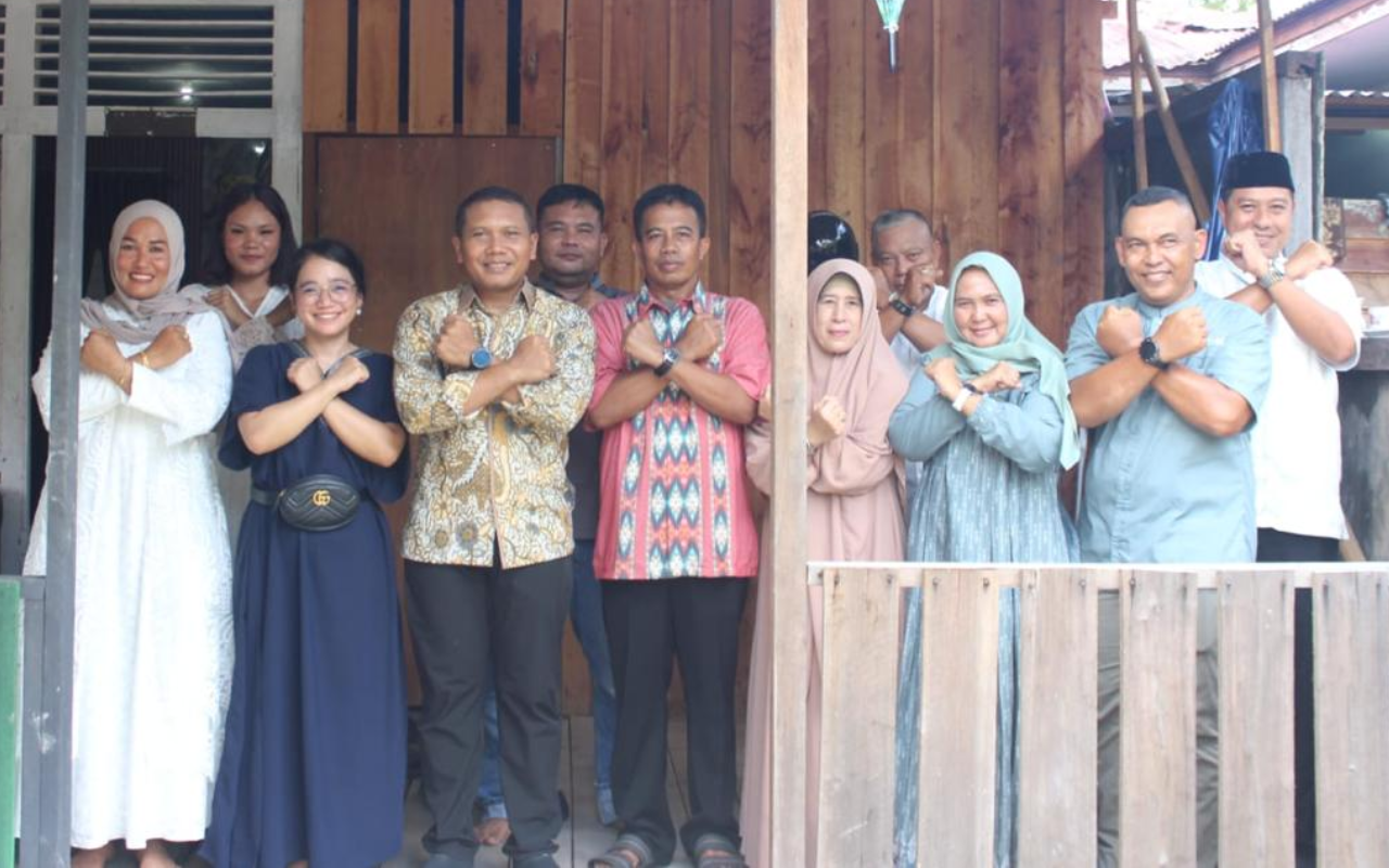 Dandim 1206 Psb saat mengunjungi rumah anggotanya saat suasana lebaran. (Foto : istimewa)
