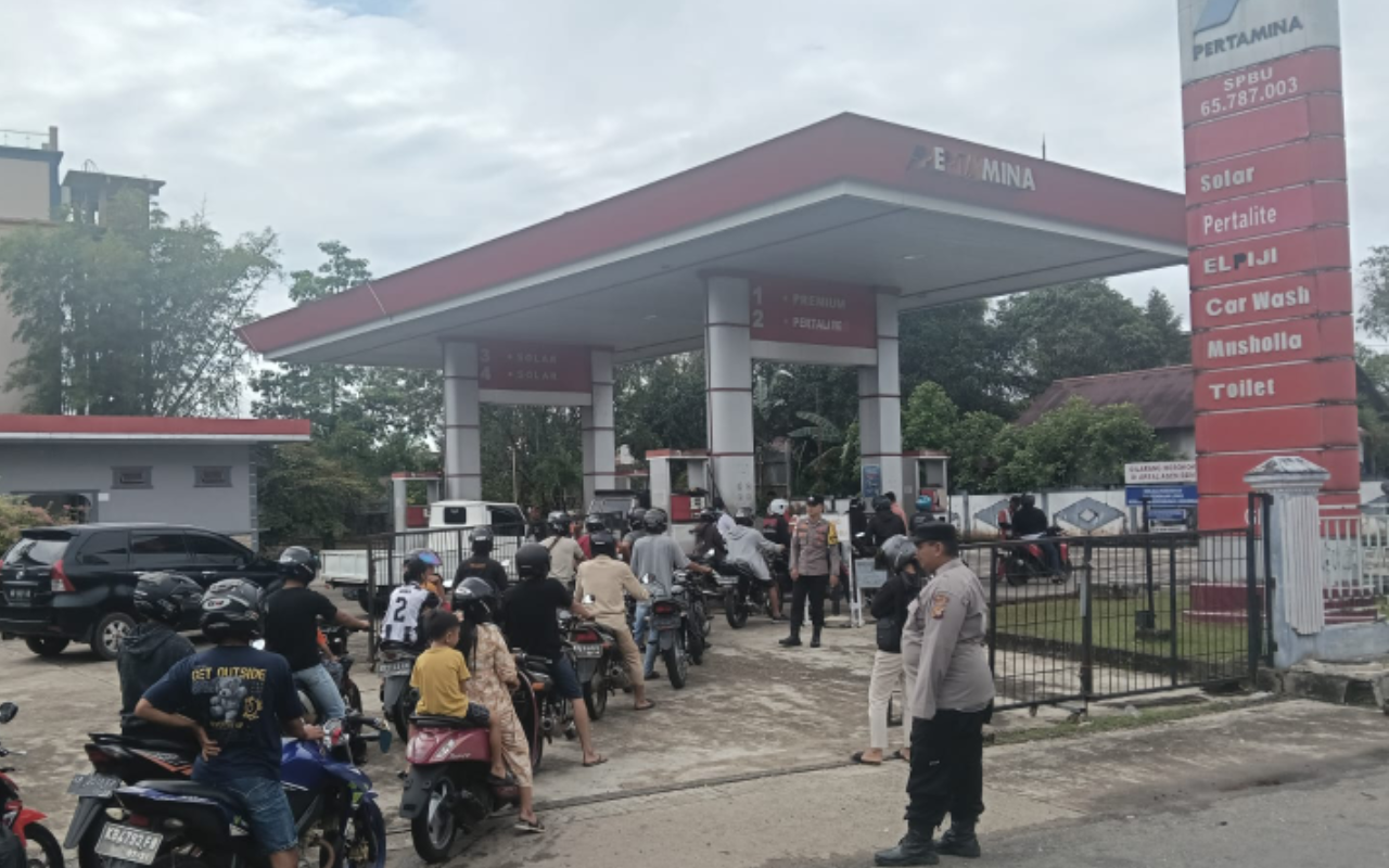 Anggota Polsek Putussibau Utara saat melakukan pengawasan distribusi BBM bersubsidi di SPBU Kota Putussibau. (Foto : istimewa)