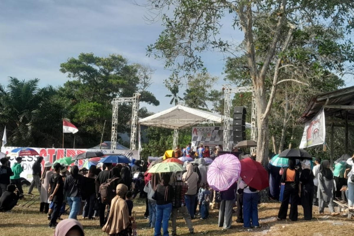 Suasana Grasstrack donasi Korban kebakaran Pasar Simpang Empat diramaikan warga. 