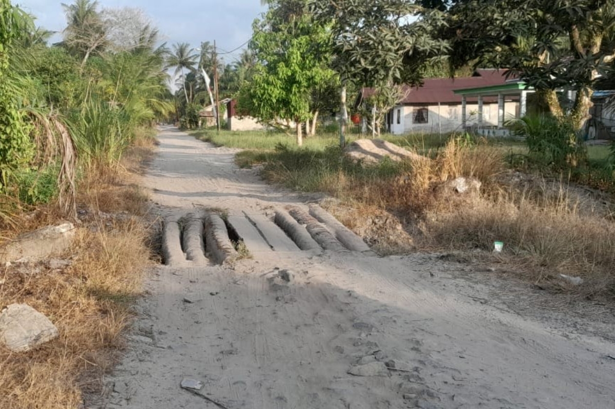 Kondisi jalan rusak di Desa Simpang Empat Tangaran. Berbatu dan berdebu menjadi pemandangan sehari hari masyarakat setempat.