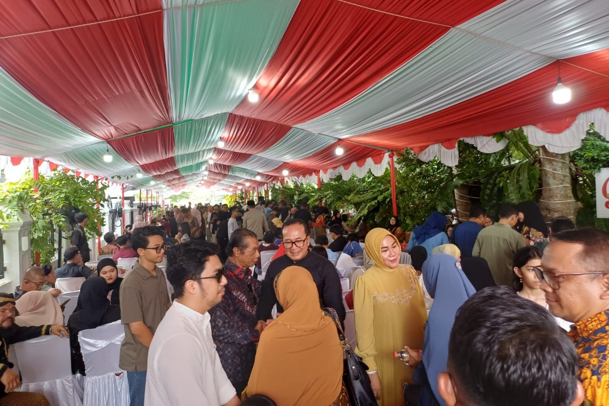 Bupati Kubu Raya Sujiwo didampingi istri, Atzebiyatulensi, menyambut hangat para tamu yang hadir pada Silaturahmi Idulfitri di kediamannya di Sungai Raya Dalam, Senin (23/3).