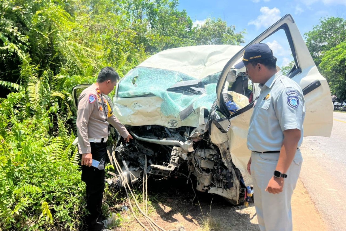 Petugas mengidentifikasi kendaraan yang terlibat kecelakaan di Desa Teluk Bakung, Kecamatan Sungai Ambawang, Kabupaten Kubu Raya, Selasa pagi, (24/3).