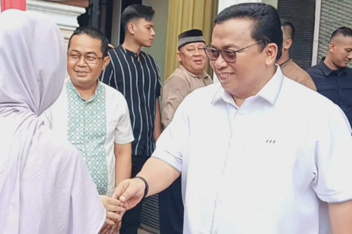 Wabup Kubu Raya Sukiryanto menyambut tamu saat open house di kediamannya, Selasa, (24/3).