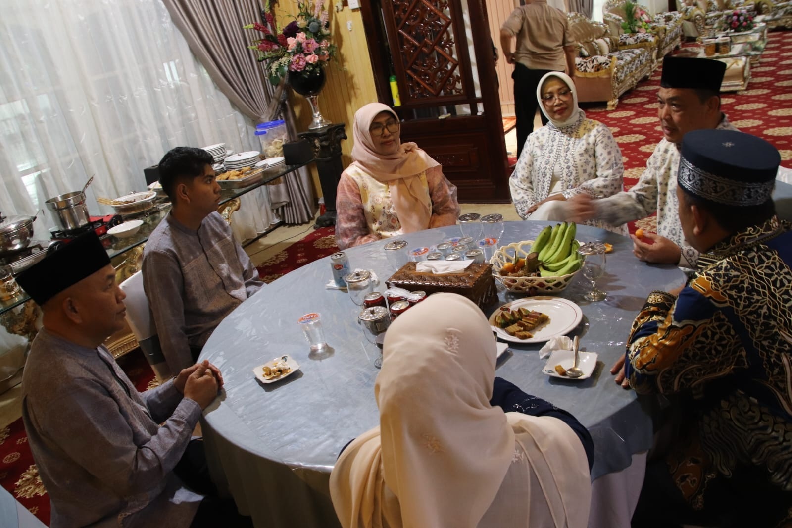 OPEN HOUSE: Erlina dan Ria Norsan berbincang dengan tamu saat open house di Rumah Dinas Bupati Mempawah, Selasa (24/3).