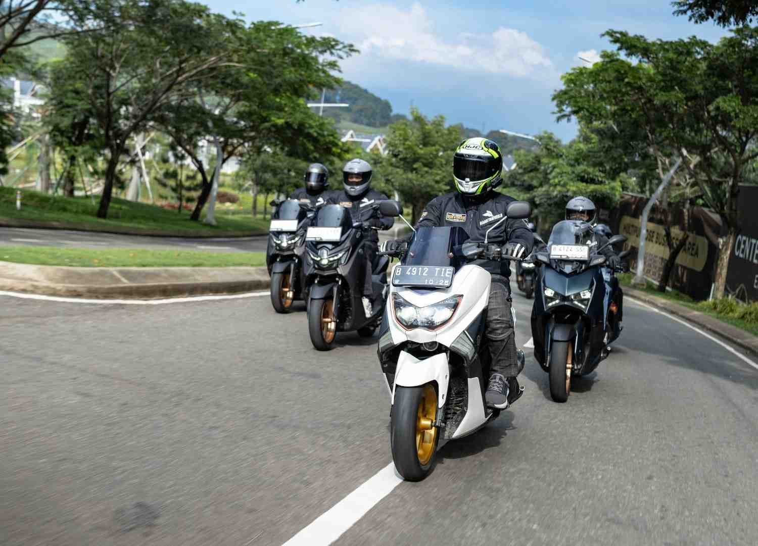 Bikers mempersiapkan touring jarak jauh saat Lebaran dengan memperhatikan keselamatan dan kondisi motor.