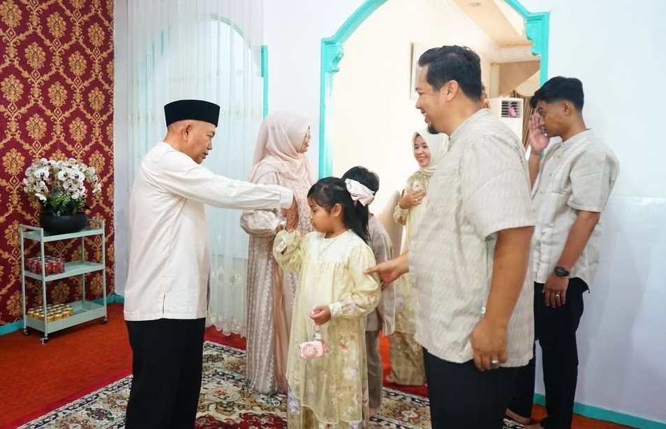 SILATURAHMI: Wabup Juli Suryadi saat menerima tamu yang hadir di kediaman Rumah Dinas Wabup Mempawah.